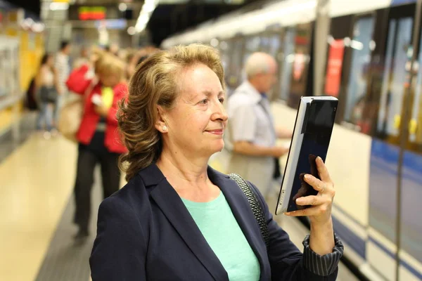 Lächelnde Ältere Frau Benutzt Ebook Bahn Während Zug Bahn Station — Stockfoto