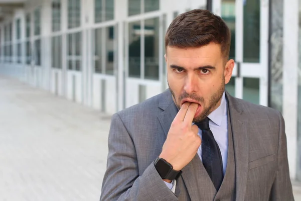 Närbild Porträtt Stilig Ung Affärsman Sätta Två Fingrar Munnen Gatan — Stockfoto