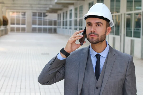 Close Retrato Belo Jovem Empresário Chapéu Duro Falando Por Telefone — Fotografia de Stock