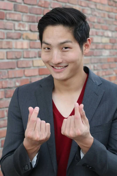 Närbild Porträtt Stilig Ung Asiatisk Man Visar Pengar Gest — Stockfoto