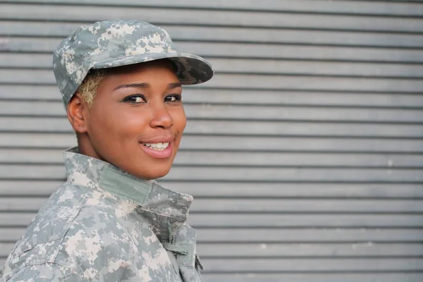 Afroamerykanka Żołnierz Stojący Zewnątrz Dzień — Zdjęcie stockowe
