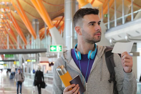 Gemiye binmek üzere olan mutlu gezgin. Genç adam ayrılıyor. 