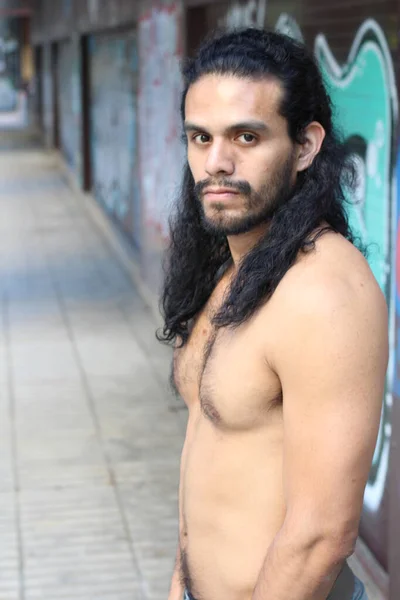 Zbliżenie Portret Przystojny Młody Człowiek Mieszane Rasy Długimi Włosami Patrząc — Zdjęcie stockowe