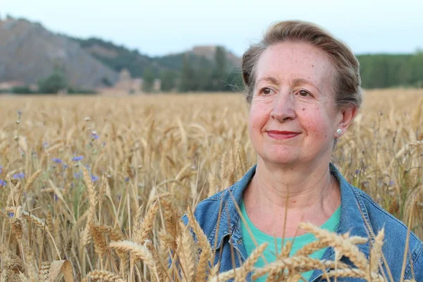 Vrije Vrouw Genietend Van Zonsondergang Vrijheid Sereniteit Concept Met Volwassen — Stockfoto