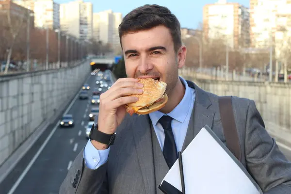 Close Portret Van Knappe Jonge Zakenman Pak Eten Hamburger Straat — Stockfoto