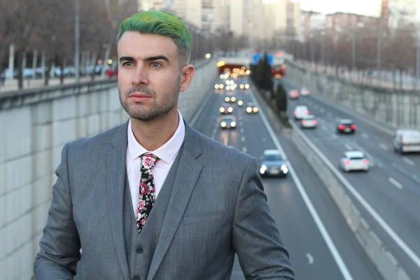 Elegante Homem Bonito Com Cabelo Verde Cidade — Fotografia de Stock