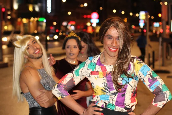 夜の街のトランスジェンダーの女性の友人の肖像画 — ストック写真