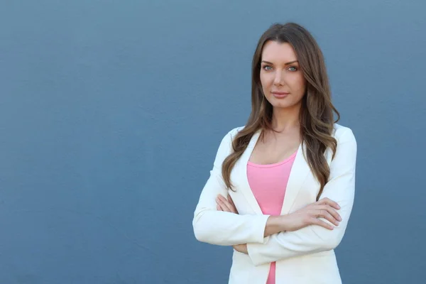 Poderosa Mujer Negocios Pie Sobre Fondo Azul — Foto de Stock