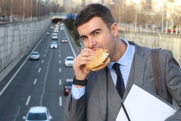 Close Portret Van Knappe Jonge Zakenman Pak Eten Hamburger Straat — Stockfoto