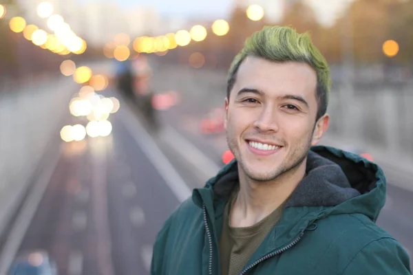 夜の路上で緑の髪をしたハンサムな若い男のクローズアップ肖像画 — ストック写真