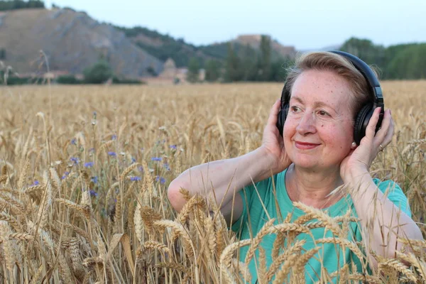 Mooie Natuurlijke Volwassen Vrouw Met Koptelefoon Buiten Genieten Van Muziek — Stockfoto