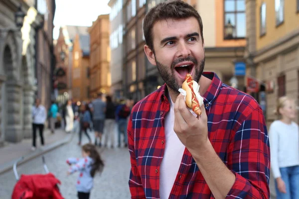 Etniczny Mężczyzna Pożerający Hot Dogi Świeżym Powietrzu — Zdjęcie stockowe