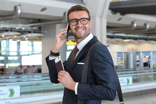 Close Retrato Bonito Jovem Empresário Terno Com Passaporte Bilhete Avião — Fotografia de Stock