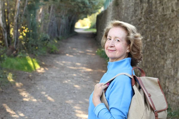 Zelfverzekerde Volwassen Vrouw Met Rugzak Staan Het Park Close Portret — Stockfoto