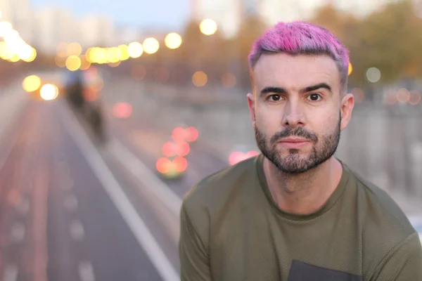 夕方通りにピンクの髪をしたハンサムな若い男のクローズアップショット — ストック写真