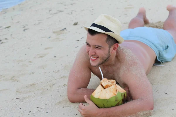 Man Die Vers Kokoswater Drinkt Het Strand — Stockfoto