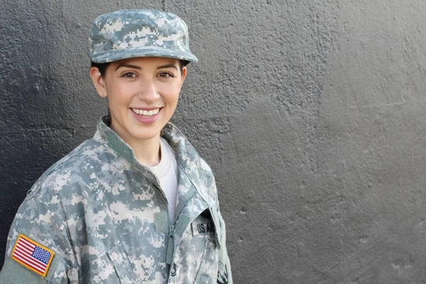 Yeşil Asker Tarzı Ceket Şapka Giyen Güzel Bir Genç Kızın — Stok fotoğraf