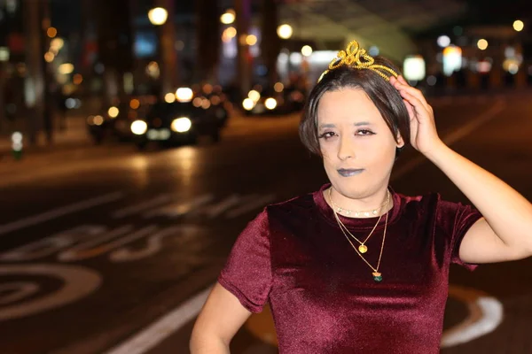 Portrait Femme Transgenre Couronne Dans Rue Ville Nuit — Photo