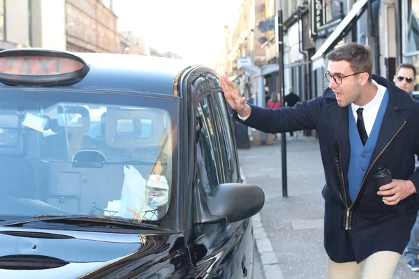 Sokakta taksiye binen yakışıklı genç adamın yakın plan portresi.