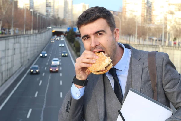 Close Portret Van Knappe Jonge Zakenman Pak Eten Hamburger Straat — Stockfoto