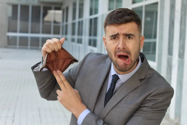 Retrato Cerca Joven Empresario Guapo Sosteniendo Cartera Vacía Calle — Foto de Stock