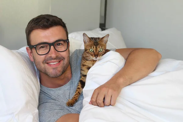 Närbild Porträtt Stilig Ung Man Med Bedårande Katt Avkopplande Sängen — Stockfoto
