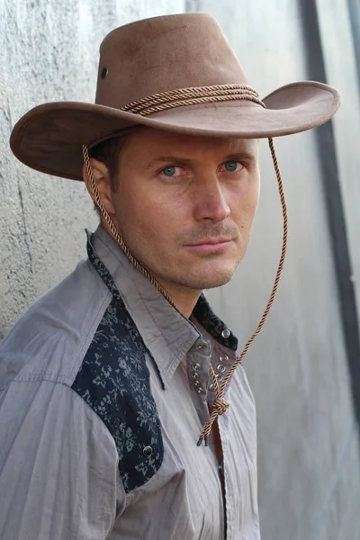 Kovboy şapkalı yakışıklı genç adamın yakın plan portresi.