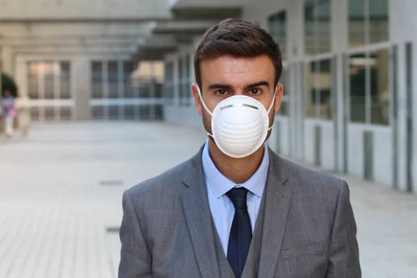 路上で呼吸するための保護マスクのハンサムな若いビジネスマンのクローズアップ肖像画 — ストック写真