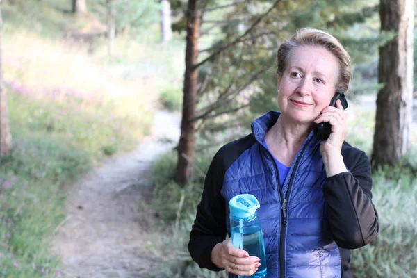 Volwassen Wandelaar Praten Mobiele Telefoon Kijken Naar Weg Brug Het — Stockfoto