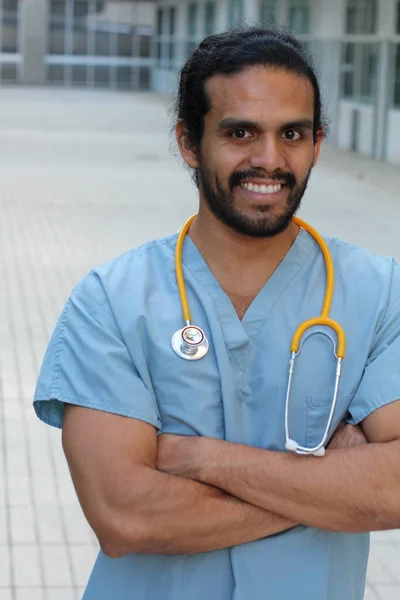 Primer Plano Retrato Guapo Joven Médico Con Estetoscopio Calle —  Fotos de Stock