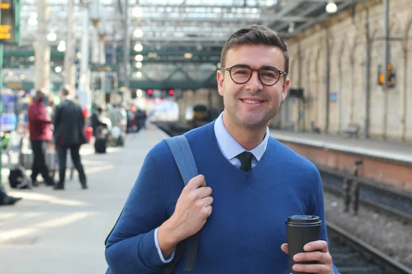 İş adamı retro tren istasyonunda yürüyor