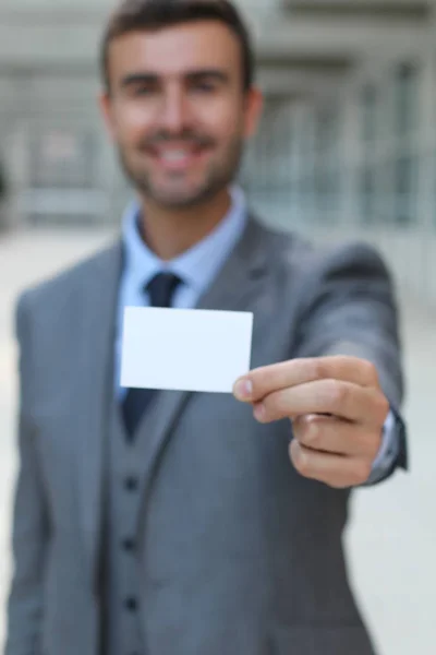 Επιχειρηματίας Έτοιμος Σας Δώσει Την Επαγγελματική Του Κάρτα — Φωτογραφία Αρχείου