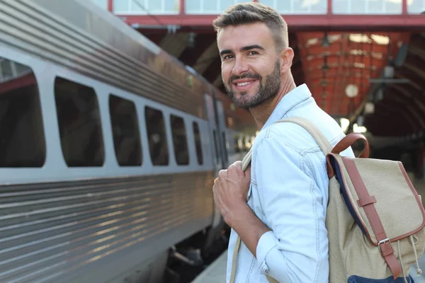 Nahaufnahme Porträt Eines Gutaussehenden Jungen Mannes Legerer Kleidung Auf Dem — Stockfoto