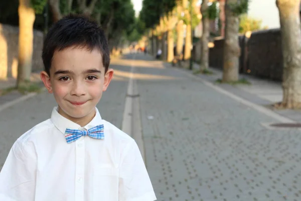 Close Portret Van Stijlvolle Jongen Wit Shirt Strikje Buiten — Stockfoto