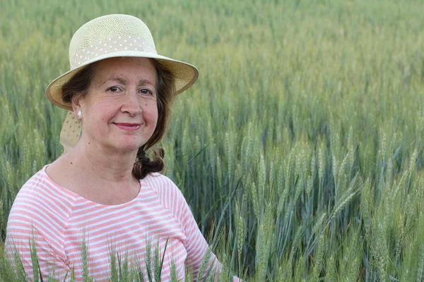 Volwassen Natuurlijke Vrouw Tarwevelden — Stockfoto