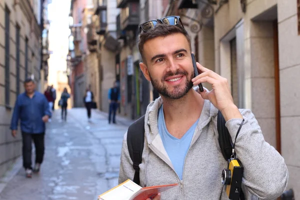 Close Retrato Belo Jovem Falando Por Telefone Rua Cidade Velha — Fotografia de Stock