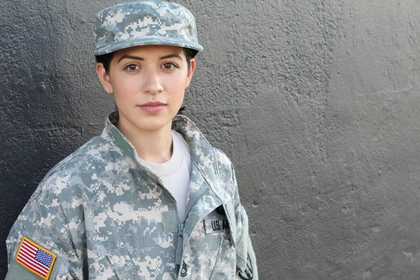 Portret Pięknej Młodej Dziewczyny Zielonym Wojskowym Stylu Kurtka Kapelusz Szary — Zdjęcie stockowe