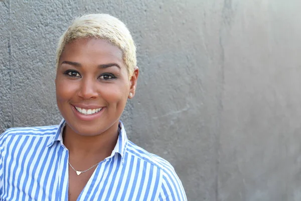 Retrato Uma Jovem Mulher Africana Alegre Sorrindo Com Espaço Cópia — Fotografia de Stock