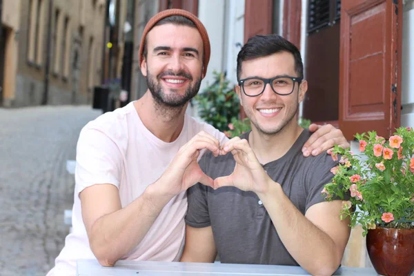 Couple Heureux Souriant Pendant Date Dans Café Plein Air — Photo