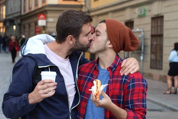 Beau Couple Homosexuel Flânant Dans Les Rues Ville — Photo