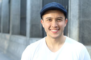 Yakışıklı genç bir adamın sokak kıyafetleri içinde yakın plan portresi.