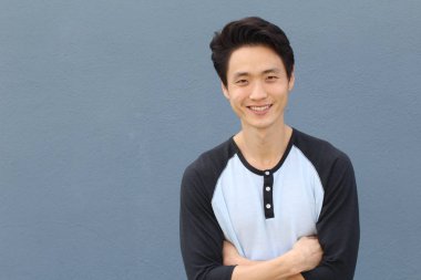 Tarafsız ifadeli Asyalı adam. Yakın plan.