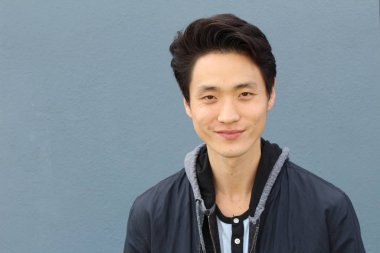 Tarafsız ifadeli Asyalı adam. Yakın plan.