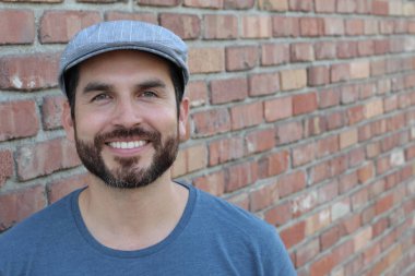 Duvarın arkasında duran genç ve şık sakallı portresi 