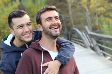 Eşcinsel çift sonbaharda parkın tadını çıkarıyor