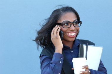 Afrika kökenli Amerikalı üniversite öğrencisi cep telefonuyla konuşuyor.