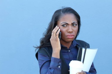 Afrika kökenli Amerikalı üniversite öğrencisi cep telefonuyla konuşuyor.