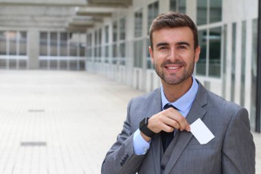 İşadamı sana kartvizitini vermek üzere.