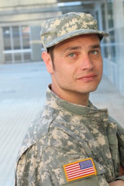 Derin Düşüncelere dalmış Asker