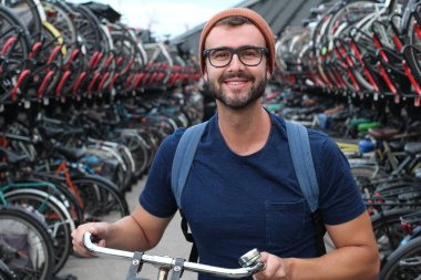 Bisiklet parkında gülümseyen adam